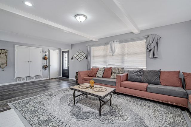 112 Robin Drive, Burleson, TX 76028