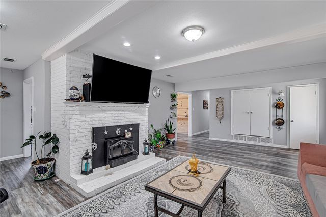 112 Robin Drive, Burleson, TX 76028