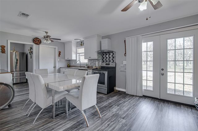 112 Robin Drive, Burleson, TX 76028