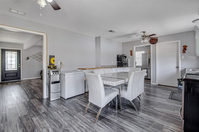 112 Robin Drive, Burleson, TX 76028