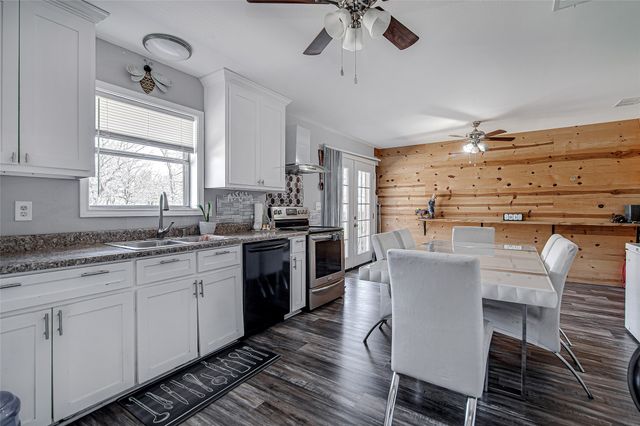 112 Robin Drive, Burleson, TX 76028