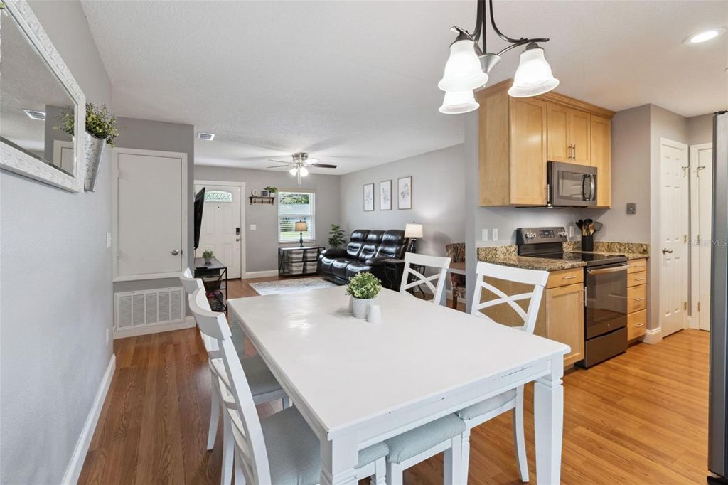 Image 10 of property listing at 2972 SLIPPERY ROCK AVENUE, Orlando, FL 32826