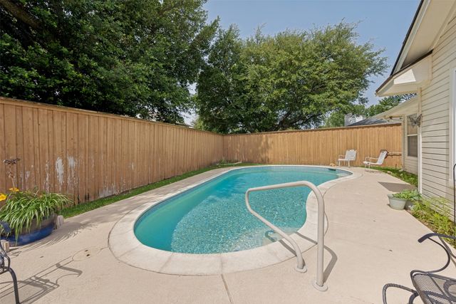 1825 Yorkshire Street, Fort Worth, TX 76134