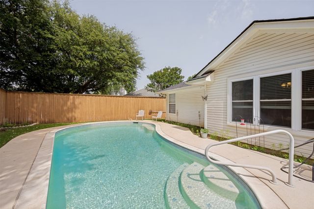 1825 Yorkshire Street, Fort Worth, TX 76134