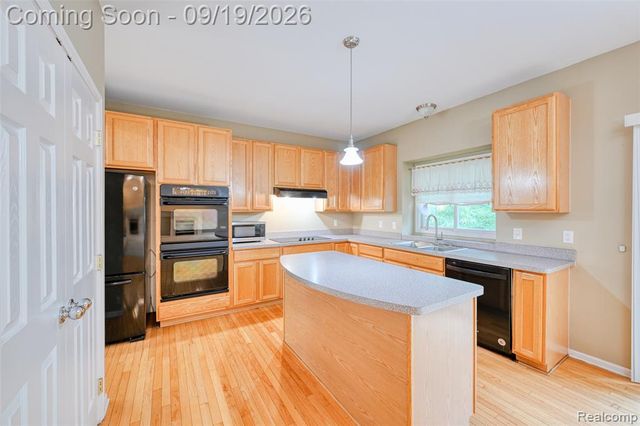 24371 Cavendish Avenue, Novi, MI 48375