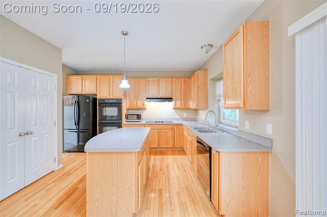 24371 Cavendish Avenue, Novi, MI 48375