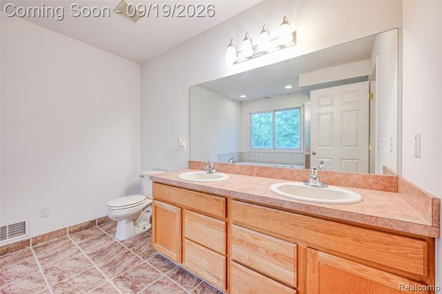 24371 Cavendish Avenue, Novi, MI 48375