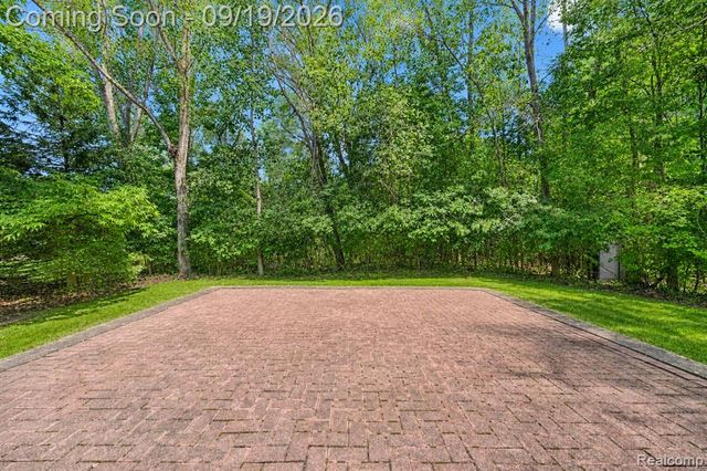 24371 Cavendish Avenue, Novi, MI 48375