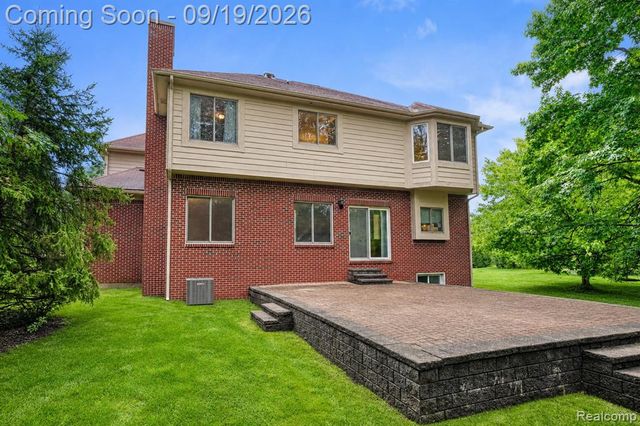 24371 Cavendish Avenue, Novi, MI 48375