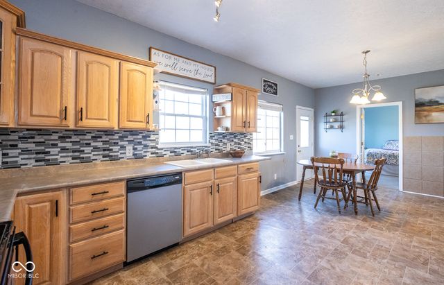 9653 S 200 E, Flat Rock, IN 47234