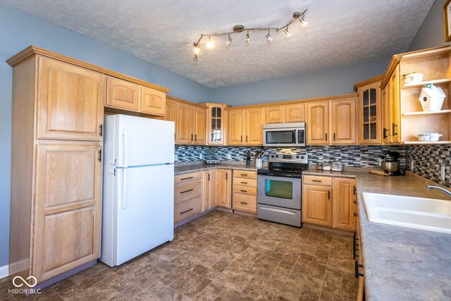 9653 S 200 E, Flat Rock, IN 47234