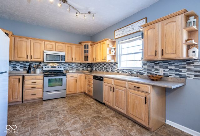 9653 S 200 E, Flat Rock, IN 47234