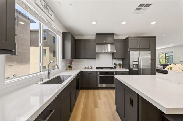 566 Catalonia, Lake Forest, CA 92630