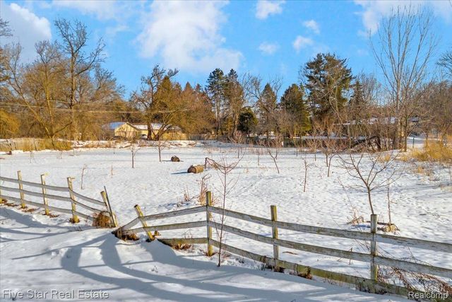 911 S Duck Lake Road, Milford Charter Township, MI 48381