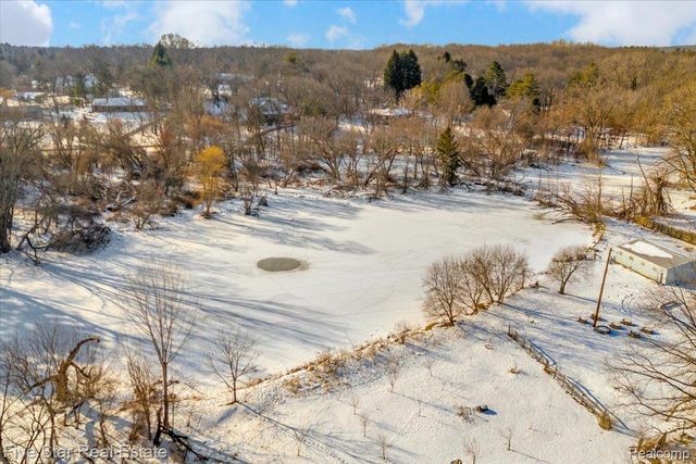 911 S Duck Lake Road, Milford Charter Township, MI 48381