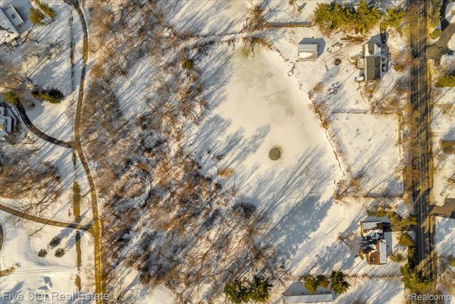 911 S Duck Lake Road, Milford Charter Township, MI 48381