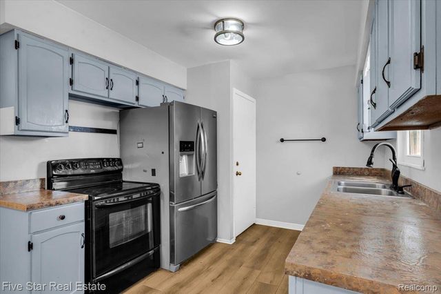 911 S Duck Lake Road, Milford Charter Township, MI 48381