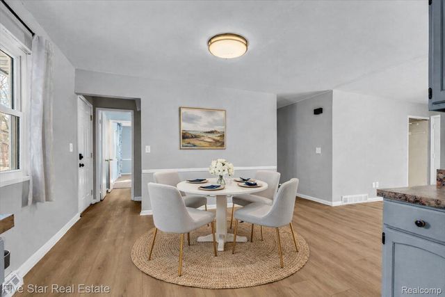 911 S Duck Lake Road, Milford Charter Township, MI 48381