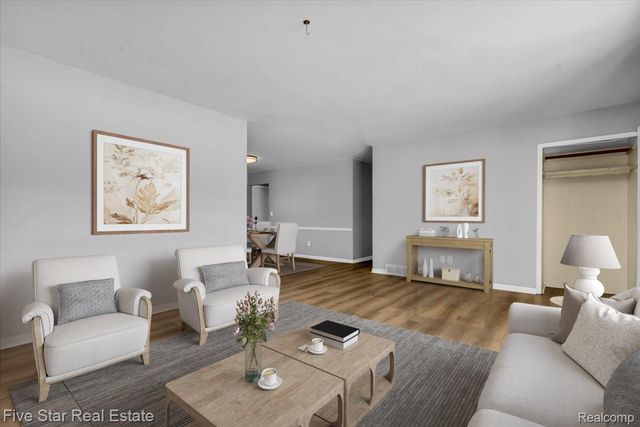 911 S Duck Lake Road, Milford Charter Township, MI 48381