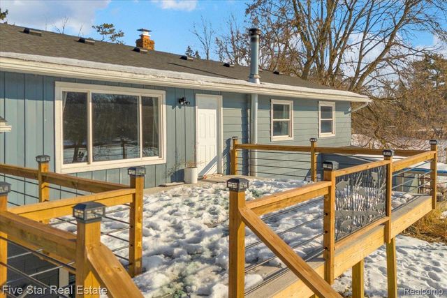 911 S Duck Lake Road, Milford Charter Township, MI 48381