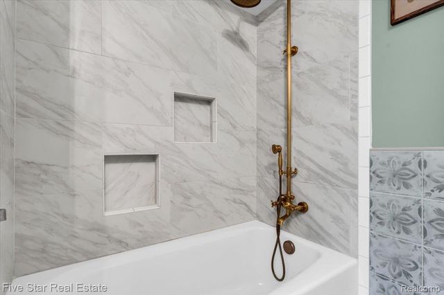 911 S Duck Lake Road, Milford Charter Township, MI 48381