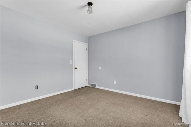 911 S Duck Lake Road, Milford Charter Township, MI 48381