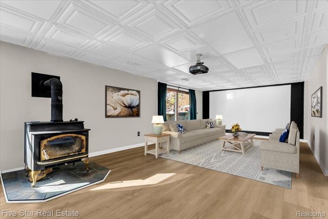 911 S Duck Lake Road, Milford Charter Township, MI 48381