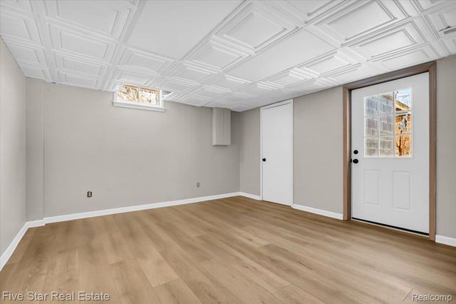 911 S Duck Lake Road, Milford Charter Township, MI 48381