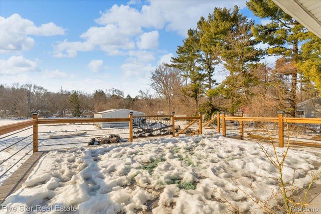 911 S Duck Lake Road, Milford Charter Township, MI 48381