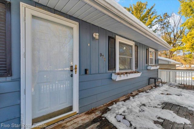 911 S Duck Lake Road, Milford Charter Township, MI 48381