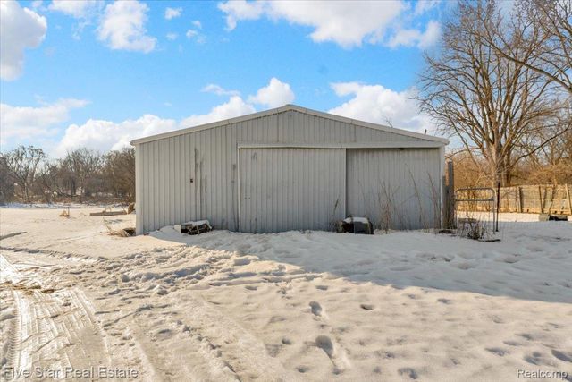 911 S Duck Lake Road, Milford Charter Township, MI 48381