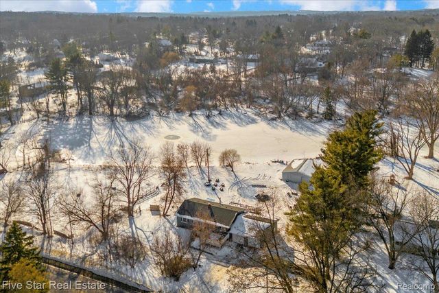 911 S Duck Lake Road, Milford Charter Township, MI 48381