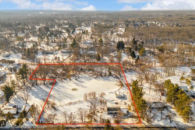 911 S Duck Lake Road, Milford Charter Township, MI 48381