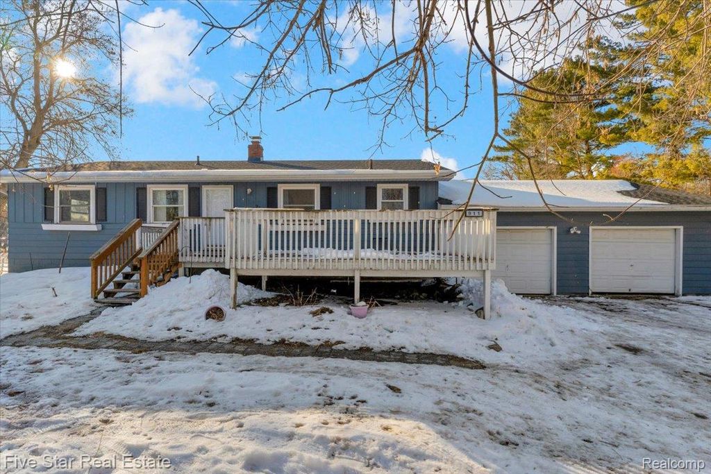 911 S Duck Lake Road, Milford Charter Township, MI 48381