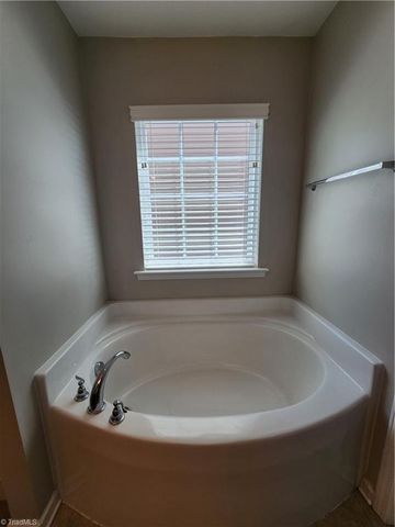 1460 Land Grove Drive, Kernersville, NC 27284