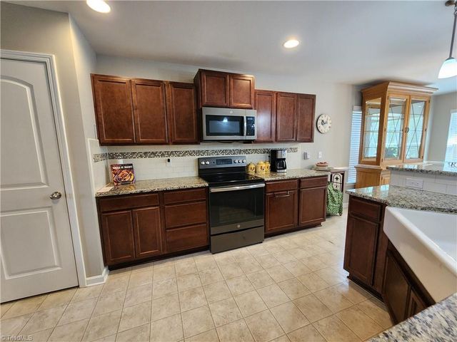 1460 Land Grove Drive, Kernersville, NC 27284