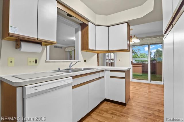 25134 Ann Arbor Trail, Dearborn Heights, MI 48127