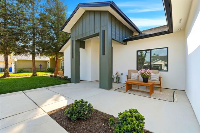 1370 Meadow Avenue, Exeter, CA 93221