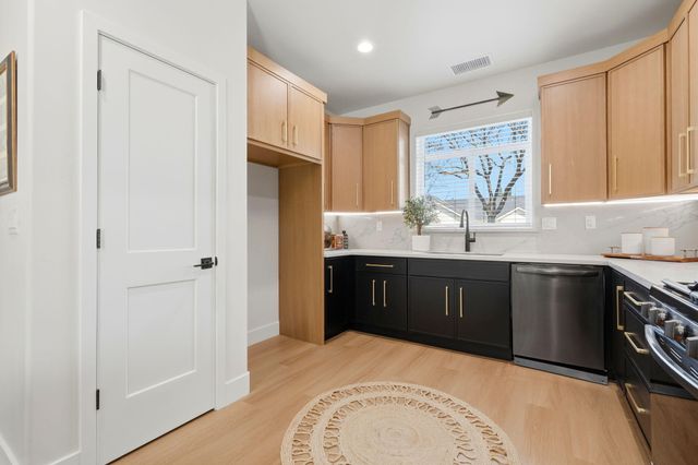 1370 Meadow Avenue, Exeter, CA 93221