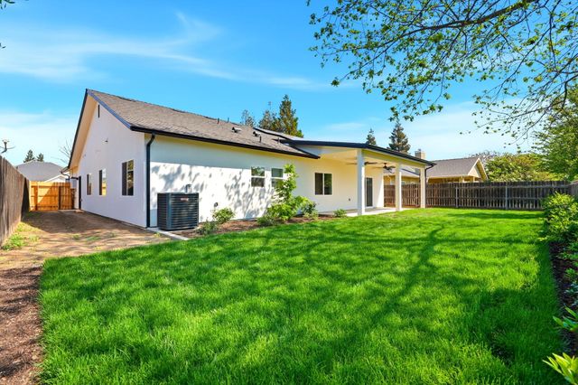 1370 Meadow Avenue, Exeter, CA 93221