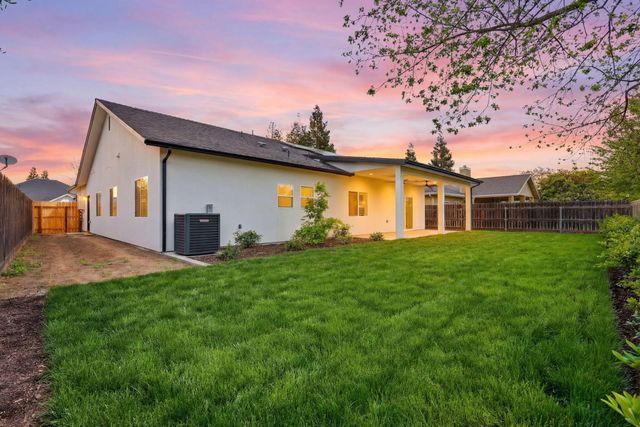 1370 Meadow Avenue, Exeter, CA 93221
