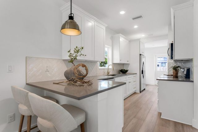 1906 W CHESTNUT STREET, Tampa, FL 33607