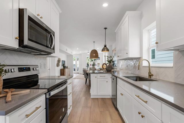 1906 W CHESTNUT STREET, Tampa, FL 33607