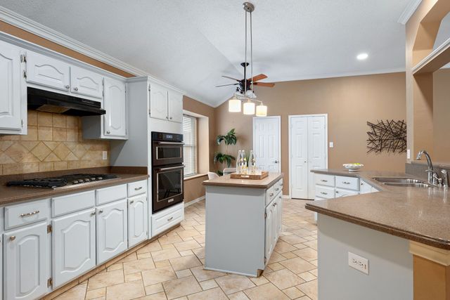 806 Green Apple Drive, Garland, TX 75044