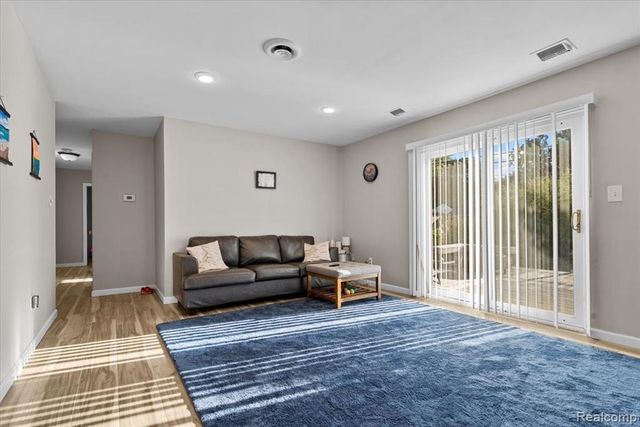 23050 Glenmoor Heights, Farmington Hills, MI 48336