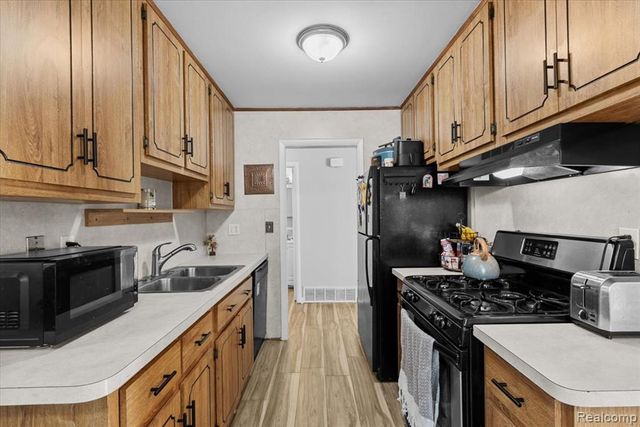 23050 Glenmoor Heights, Farmington Hills, MI 48336