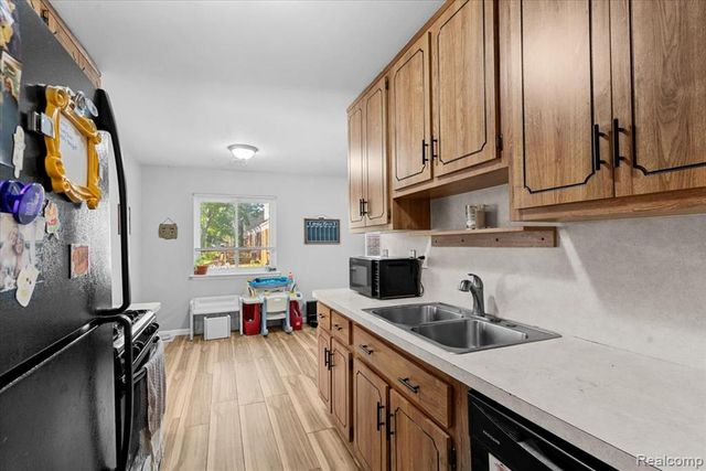 23050 Glenmoor Heights, Farmington Hills, MI 48336