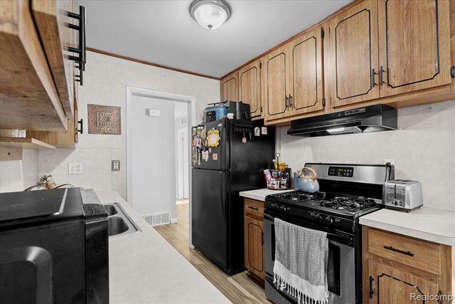 23050 Glenmoor Heights, Farmington Hills, MI 48336