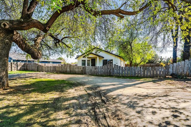 1360 E Fir Street, Lindsay, CA 93247