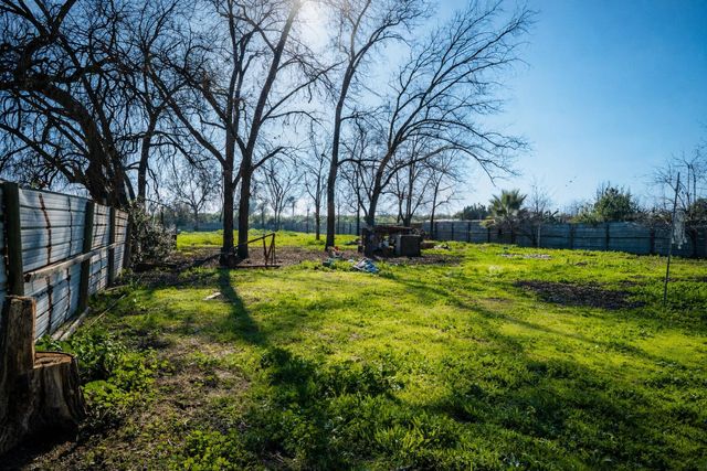 1360 E Fir Street, Lindsay, CA 93247